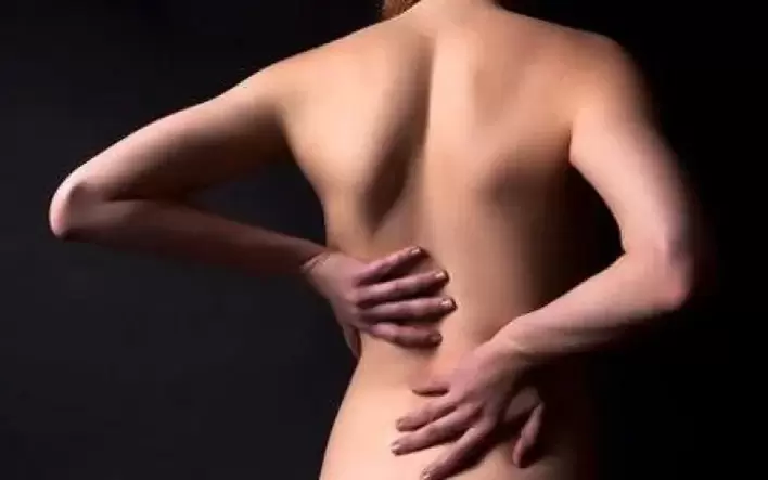 Fir Osteochondrose kënnt Dir Äre Réck mat enger traditioneller Erwiermung reiben.